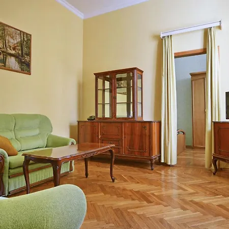 Oktiabrskaya Hotel *