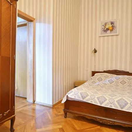 Oktiabrskaya Hotel *