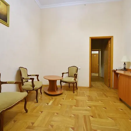 Oktiabrskaya Hotel *